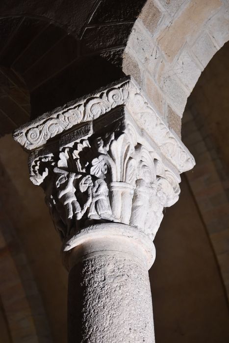 bras du transept nord, détail d’un chapiteau sculpté