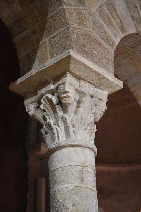 bras du transept nord, détail d’un chapiteau sculpté