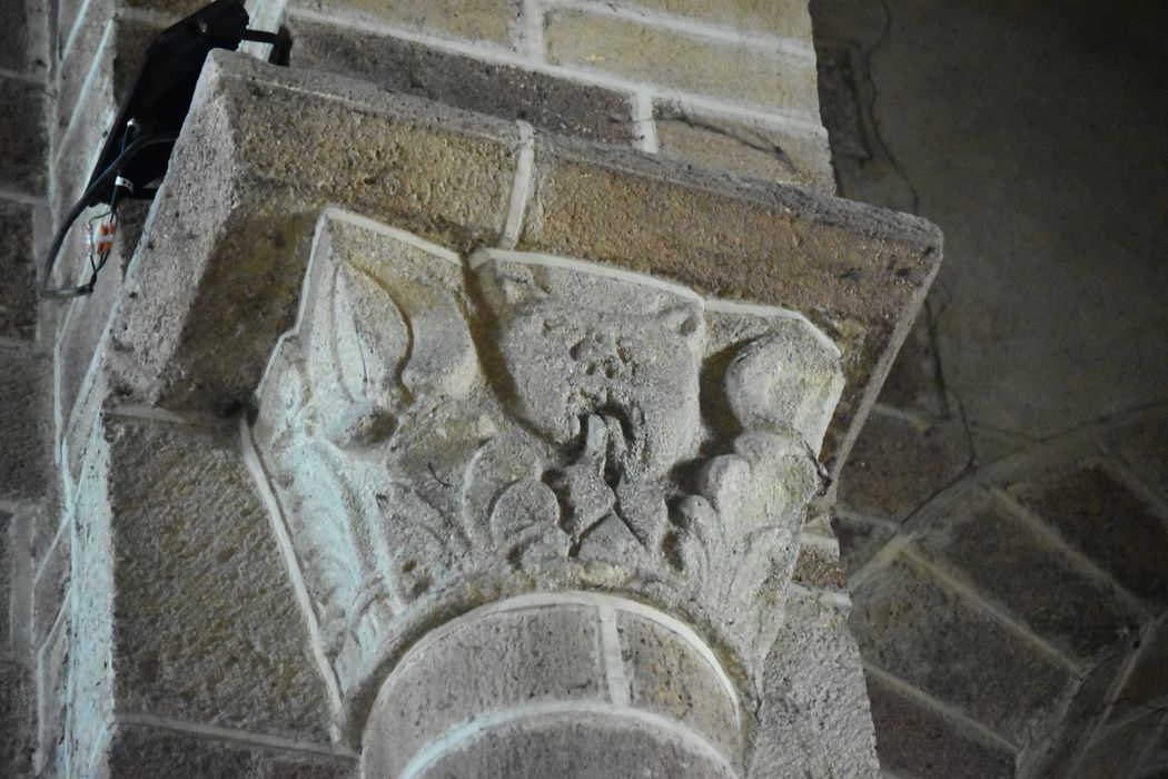 nef, détail d’un chapiteau sculpté
