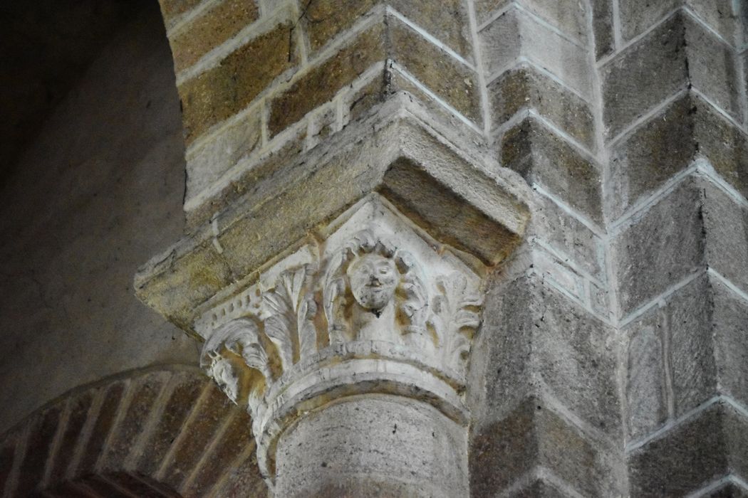 nef, détail d’un chapiteau sculpté
