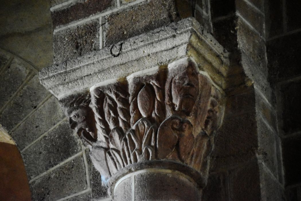 nef, détail d’un chapiteau sculpté