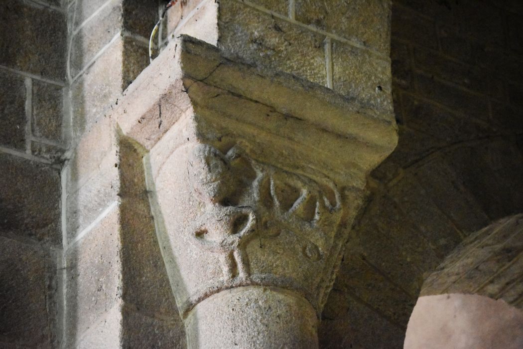 nef, détail d’un chapiteau sculpté