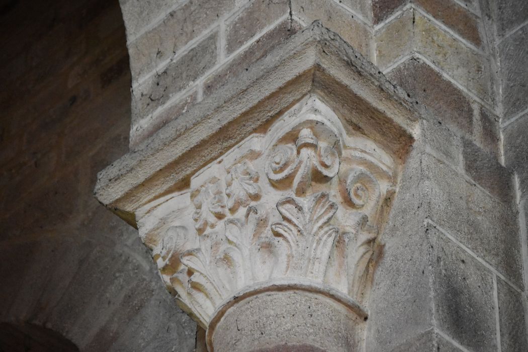 nef, détail d’un chapiteau sculpté
