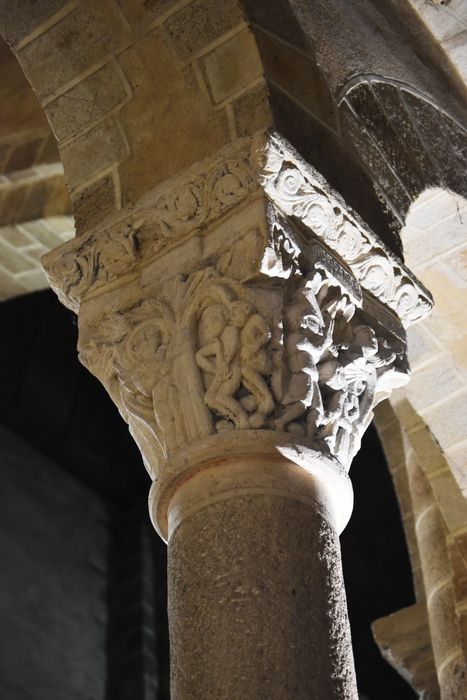 bras du transept nord, détail d’un chapiteau sculpté