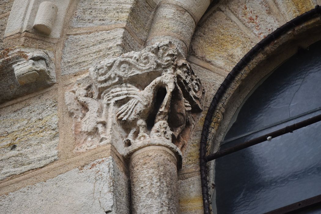 façade ouest, détail d’un chapiteau sculpté des arcatures supérieures 