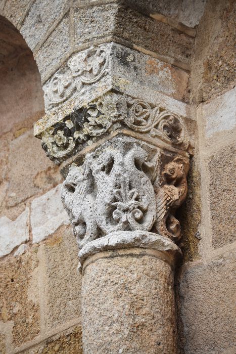 façade ouest, détail d’un chapiteau sculpté