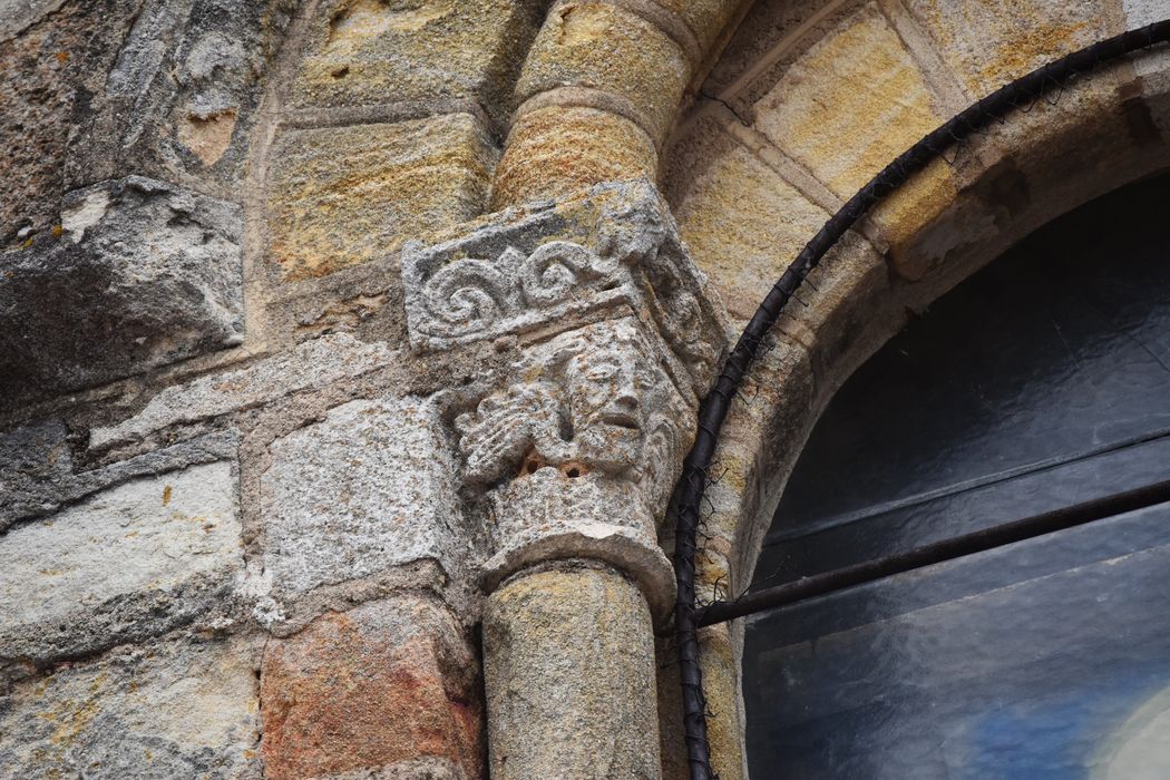 façade ouest, détail d’un chapiteau sculpté des arcatures supérieures 
