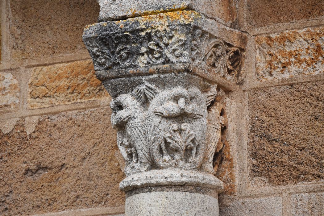 façade ouest, détail d’un chapiteau sculpté