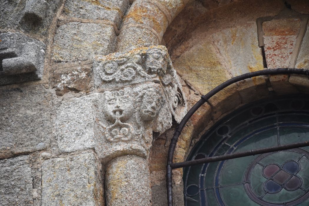 façade ouest, détail d’un chapiteau sculpté des arcatures supérieures 