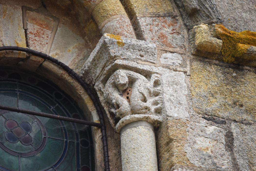façade ouest, détail d’un chapiteau sculpté des arcatures supérieures 