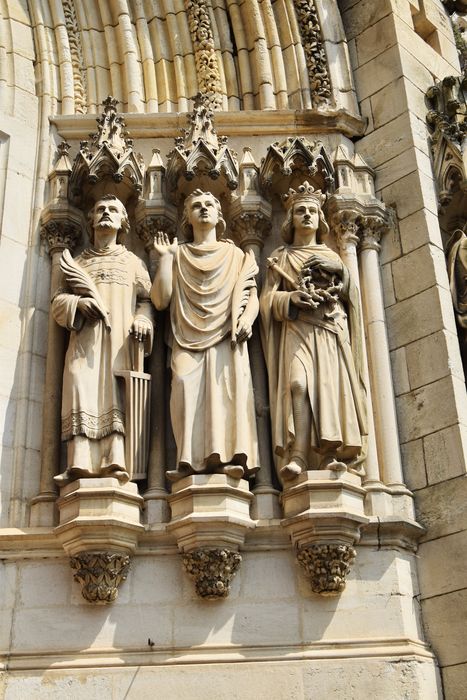 portail d’accès central ouest, détail des statues
