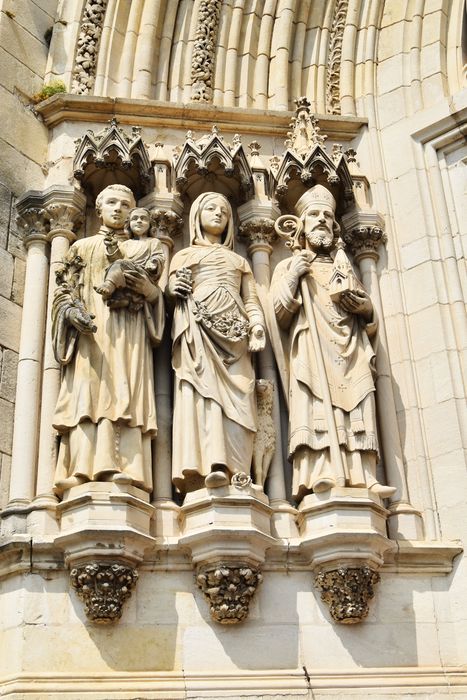 portail d’accès central ouest, détail des statues