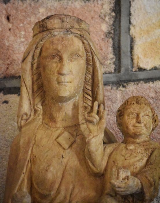 statue : Vierge à l'Enfant assise, dite Notre-Dame d'Orsan, vue partielle