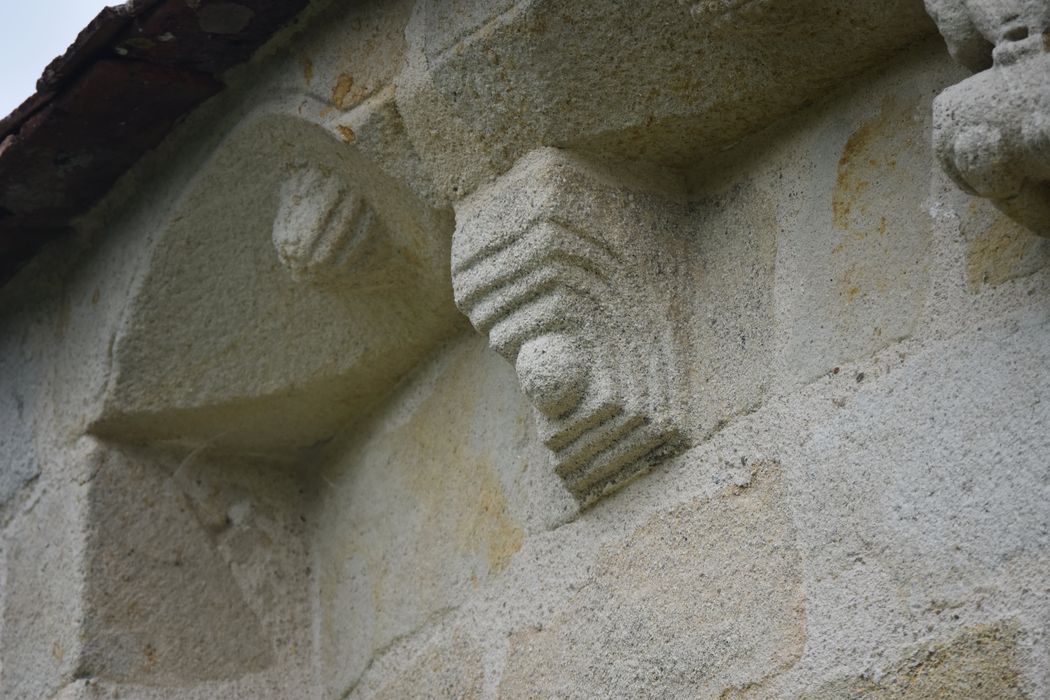nef, détail d’un modillon sculpté
