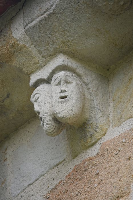 nef, détail d’un modillon sculpté