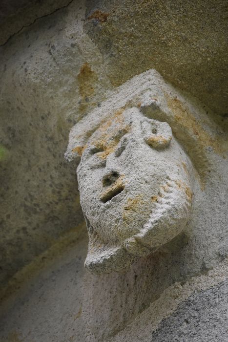nef, détail d’un modillon sculpté
