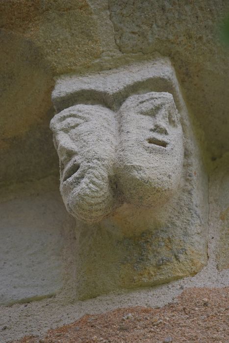 nef, détail d’un modillon sculpté
