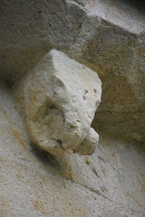 nef, détail d’un modillon sculpté