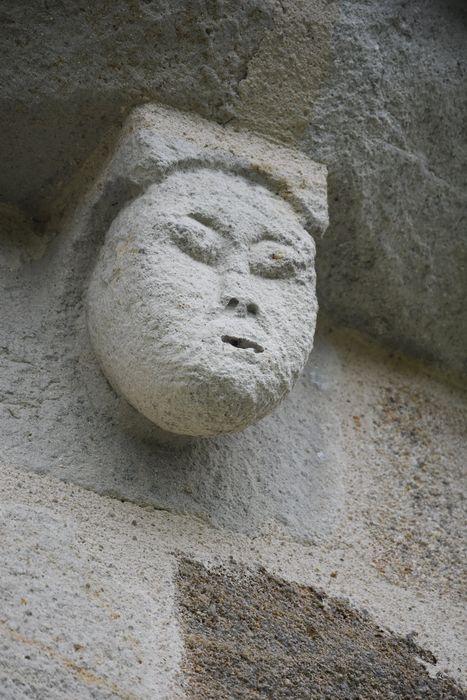 nef, détail d’un modillon sculpté