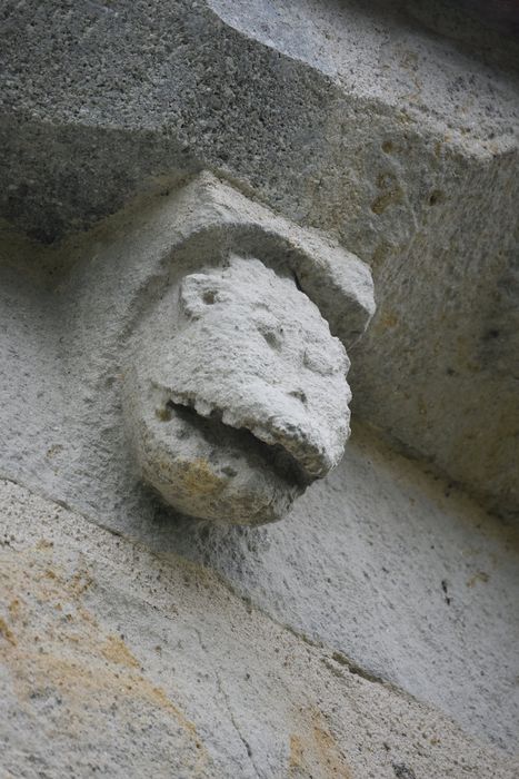 nef, détail d’un modillon sculpté