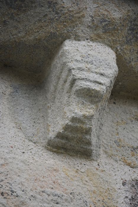 nef, détail d’un modillon sculpté