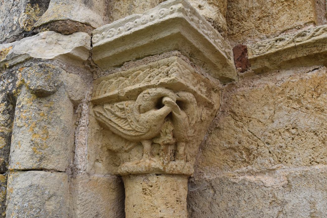 portail d’accès ouest, détail d’un chapiteau sculpté