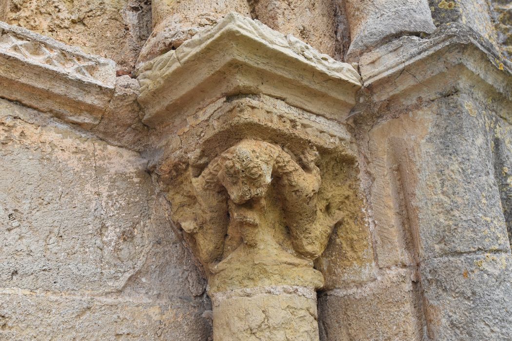 portail d’accès ouest, détail d’un chapiteau sculpté