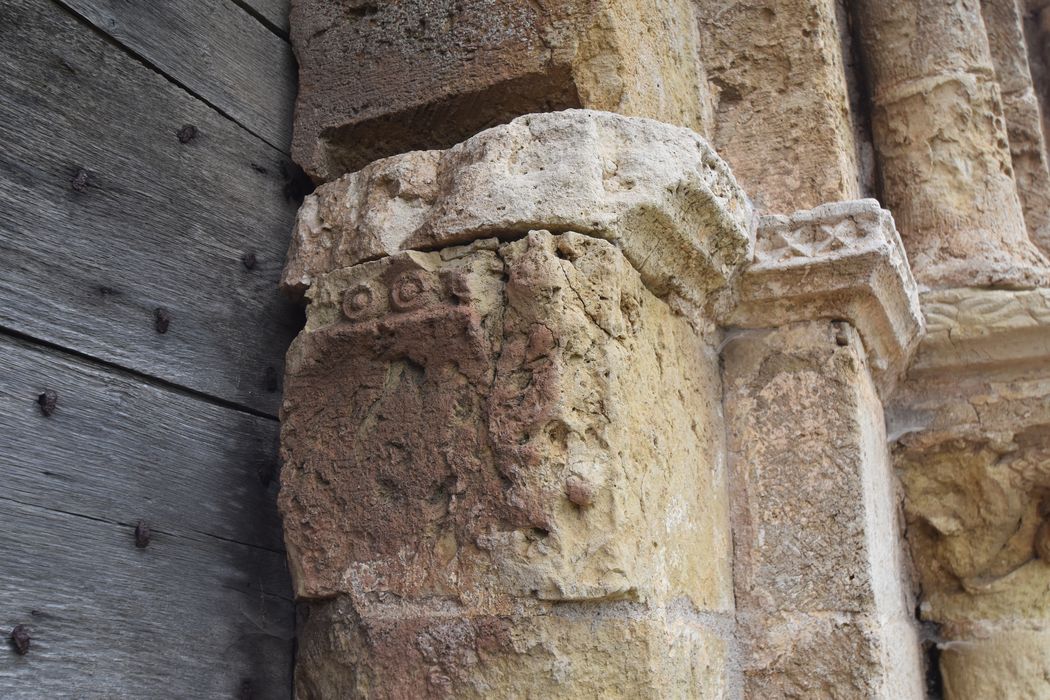 portail d’accès ouest, détail d’un chapiteau sculpté