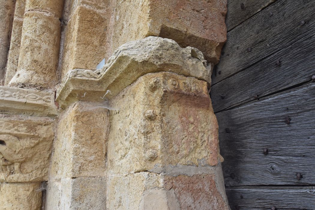 portail d’accès ouest, détail d’un chapiteau sculpté