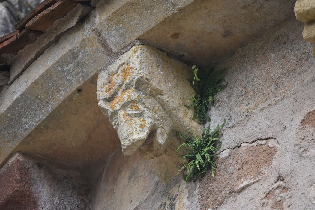 chevet, détail d’un modillon sculpté