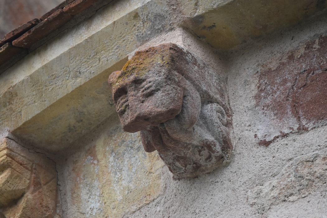 chevet, détail d’un modillon sculpté