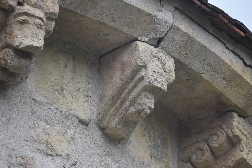 chevet, détail d’un modillon sculpté