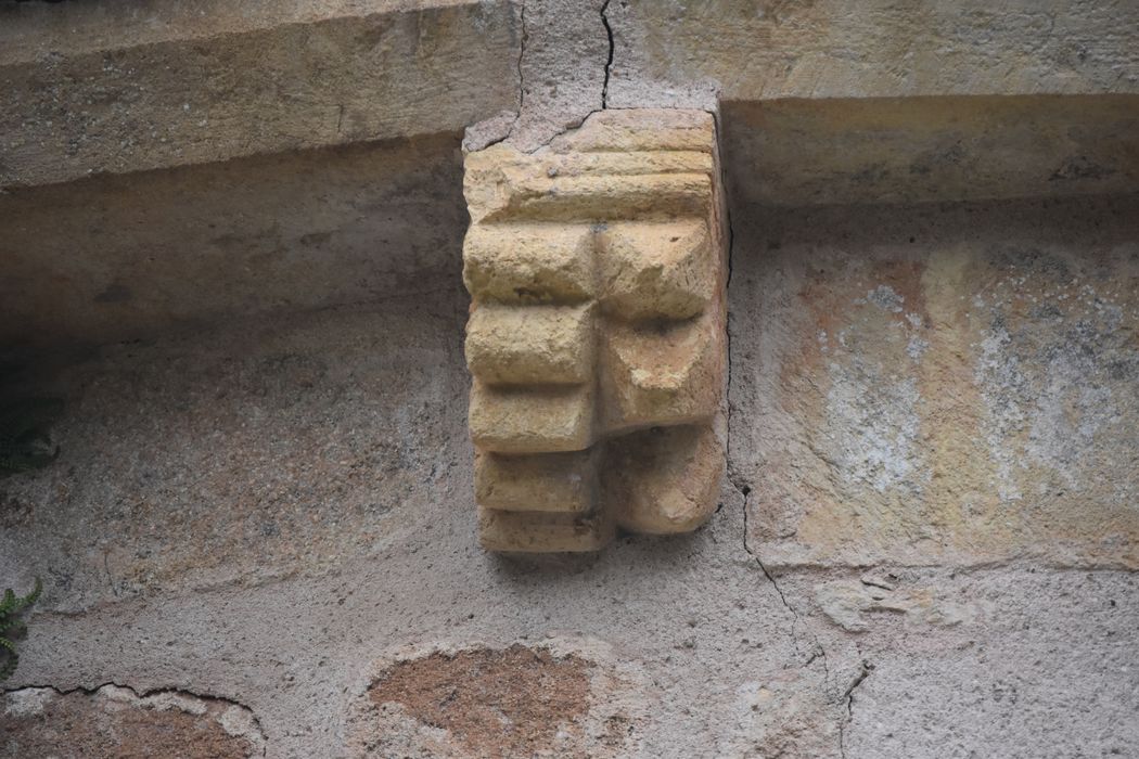 chevet, détail d’un modillon sculpté