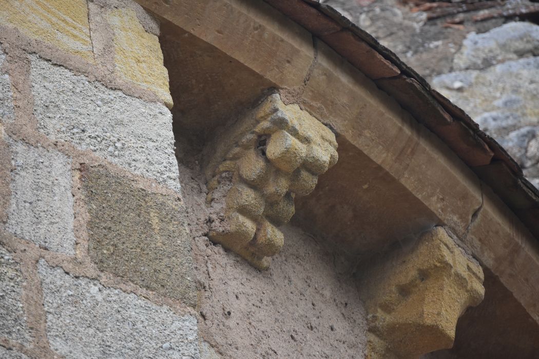 chevet, détail d’un modillon sculpté