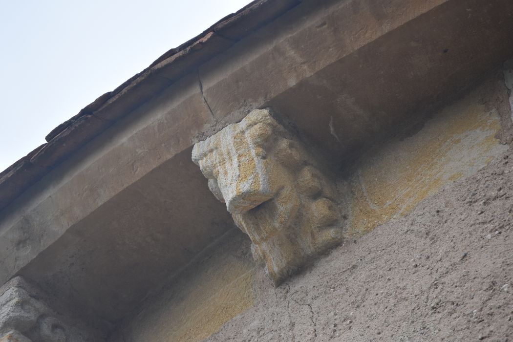 chevet, détail d’un modillon sculpté