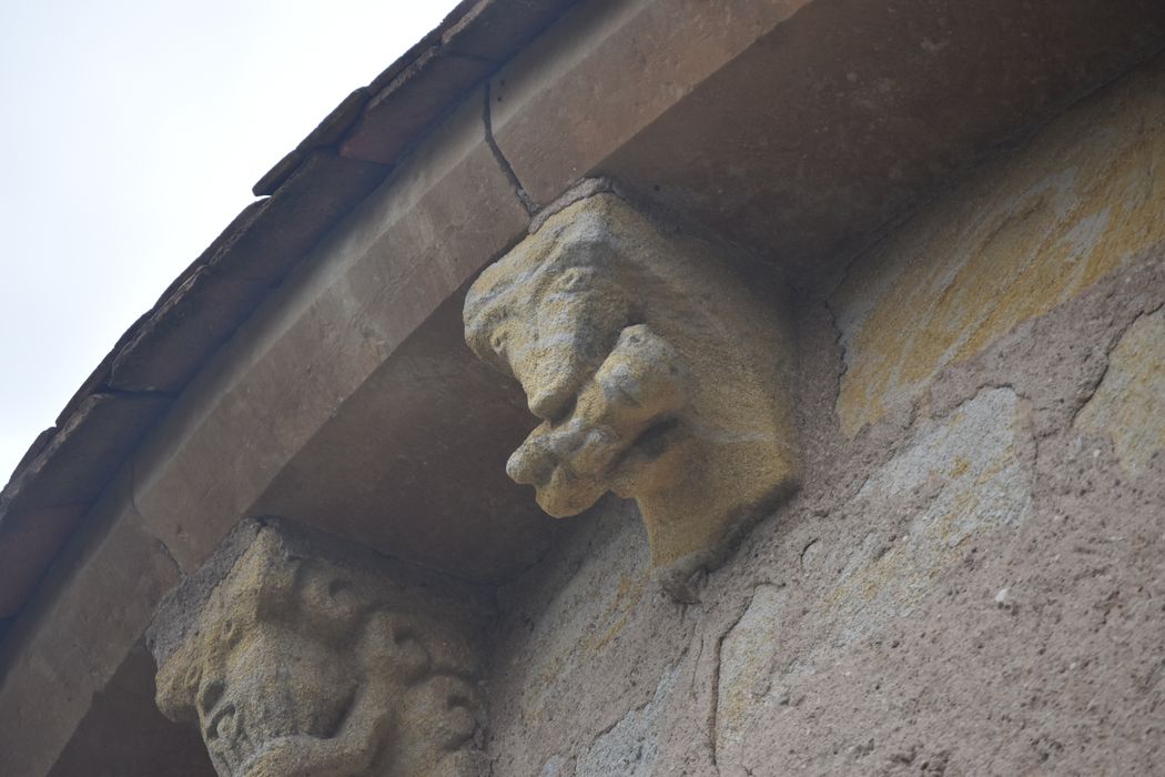 chevet, détail d’un modillon sculpté