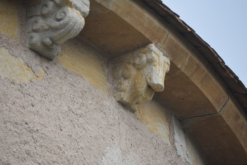 chevet, détail d’un modillon sculpté