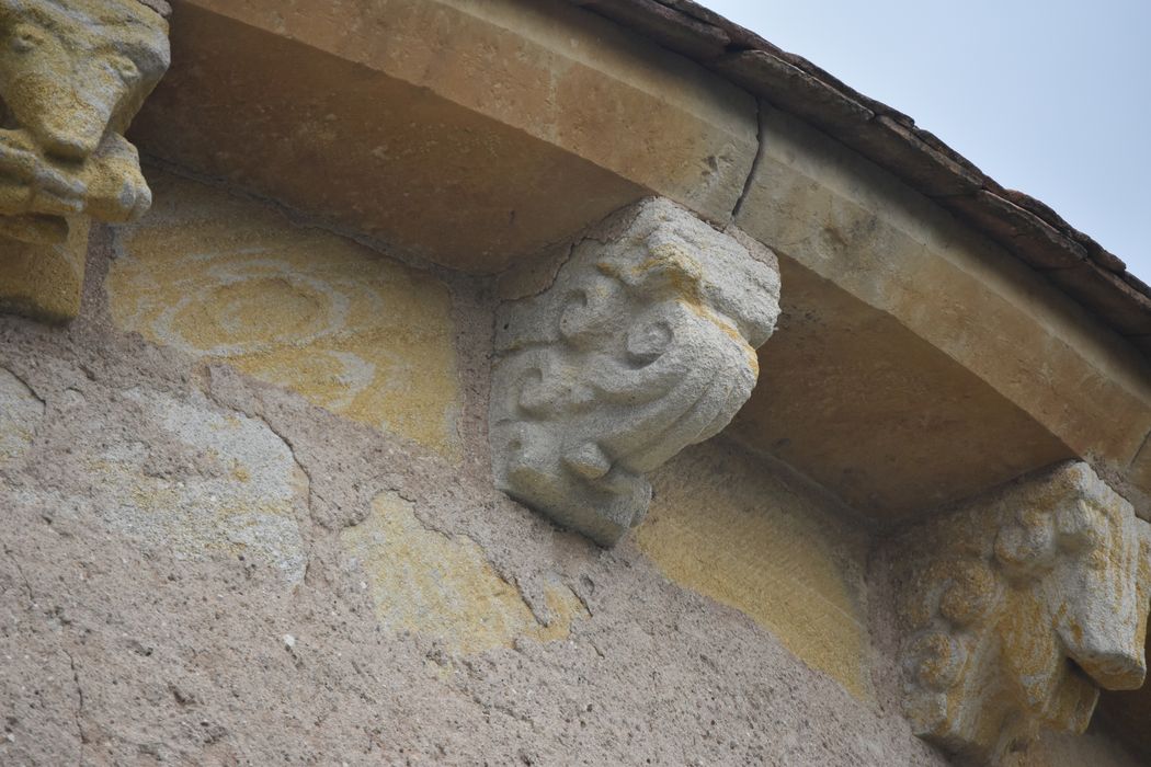 chevet, détail d’un modillon sculpté