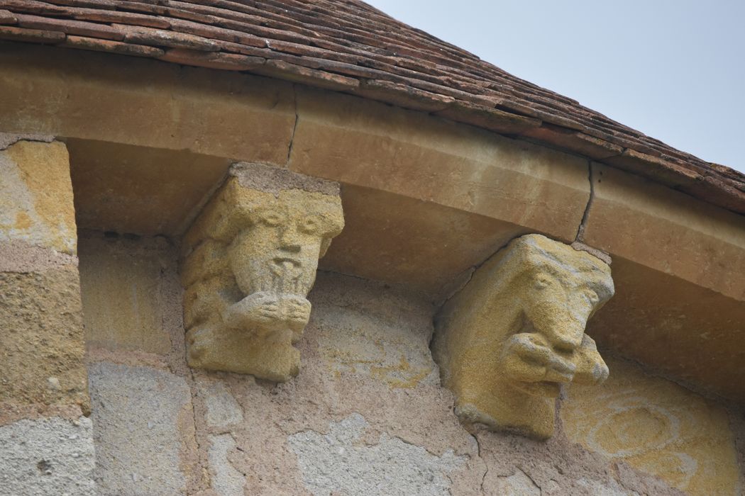 chevet, détail de deux modillons sculptés