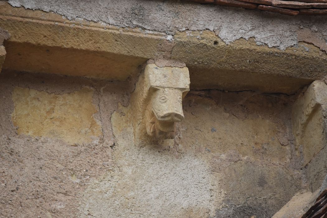 façade latérale sud, détail d’un modillon sculpté
