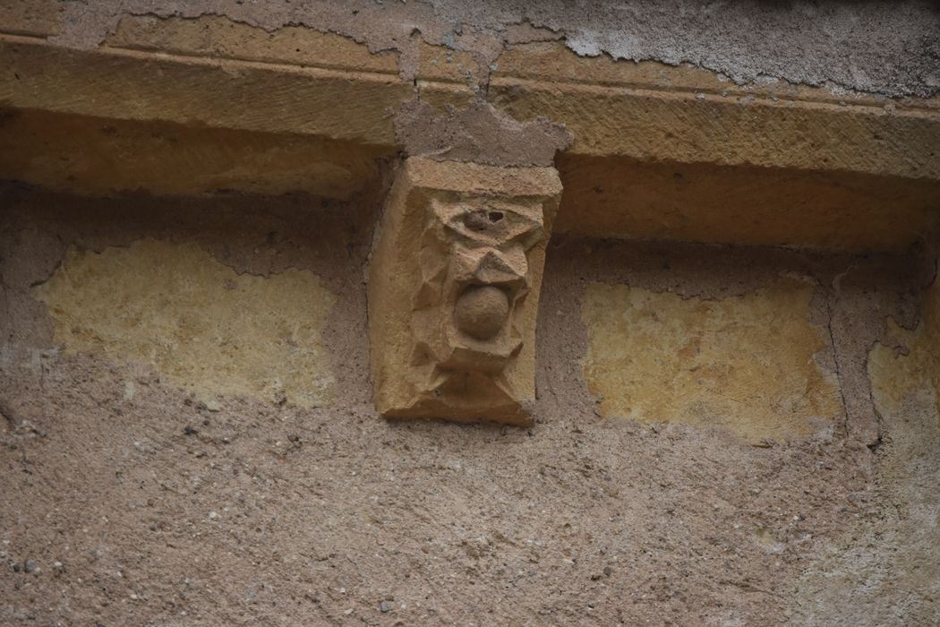 façade latérale sud, détail d’un modillon sculpté