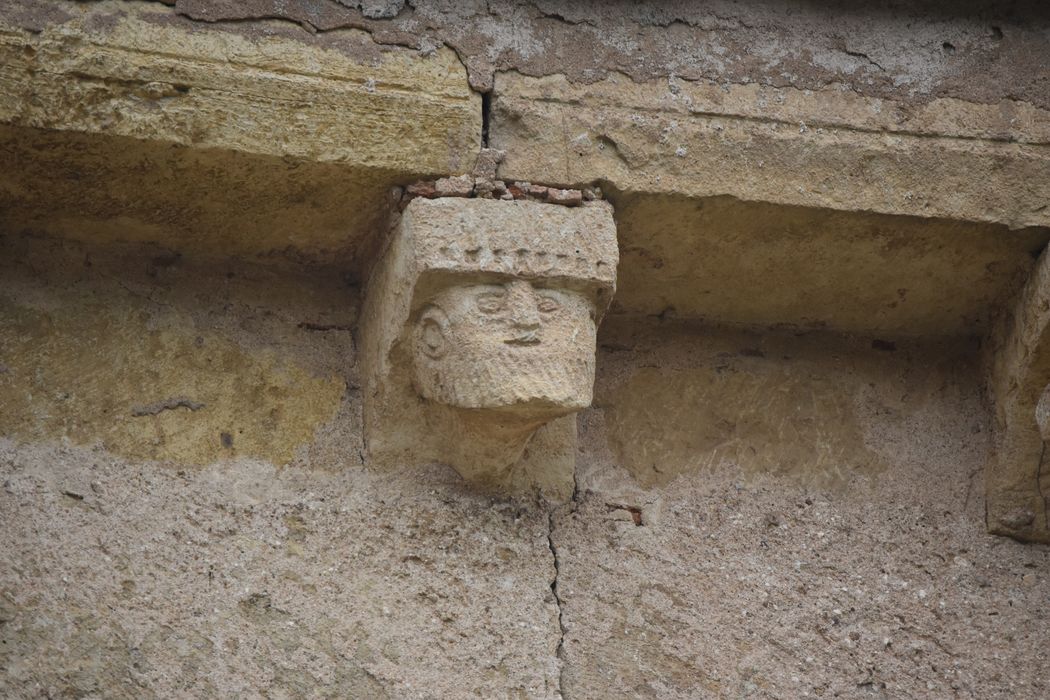 façade latérale sud, détail d’un modillon sculpté