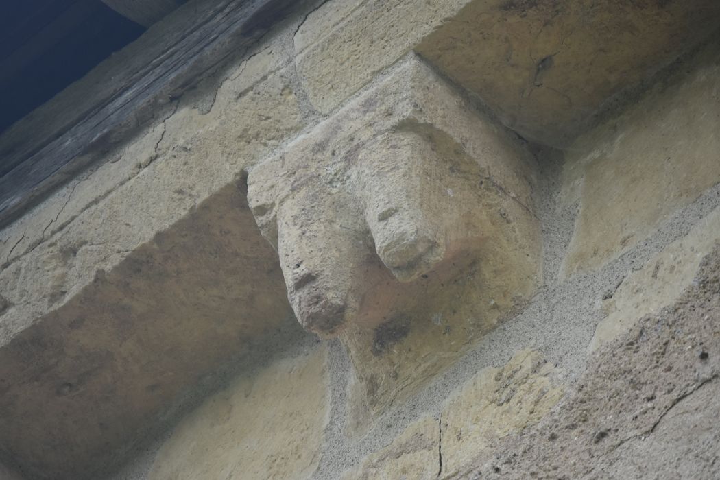 façade latérale sud, détail d’un modillon sculpté