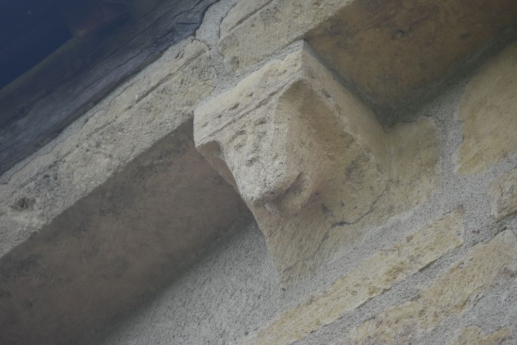 façade latérale sud, détail d’un modillon sculpté