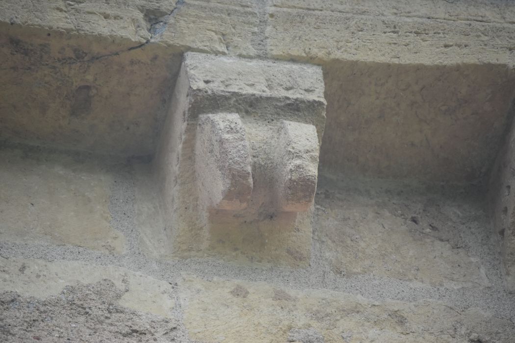 façade latérale sud, détail d’un modillon sculpté