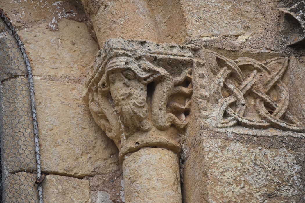 façade latérale sud, baie surmontant la porte d’accès, détail d’un chapiteau