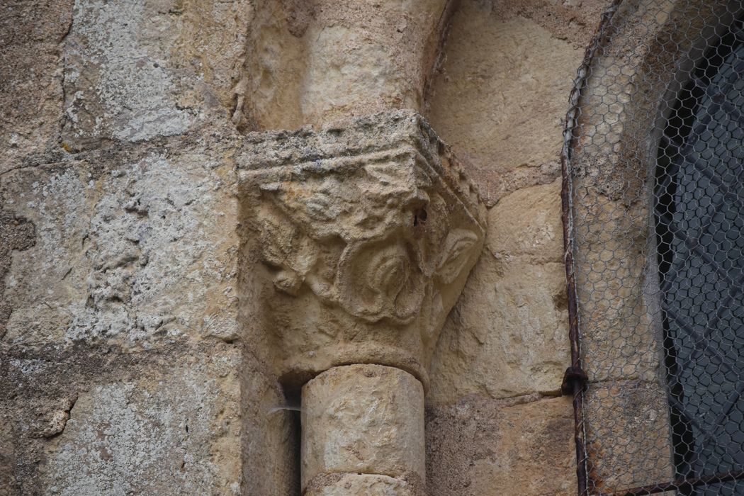 façade latérale sud, baie surmontant la porte d’accès, détail d’un chapiteau