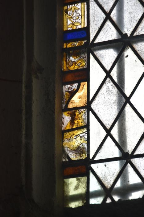 verrière : grisaille, bordure végétale, détail