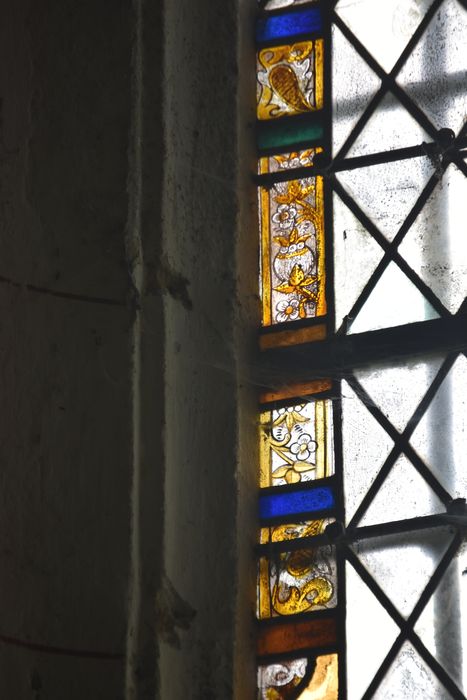 verrière : grisaille, bordure végétale, détail