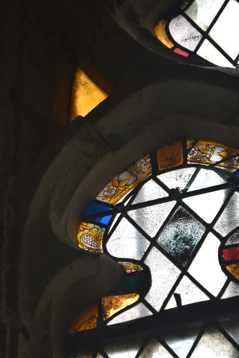 verrière : grisaille, bordure végétale, détail